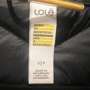 This women’s coat is perfect to keep you warm on a cool day.